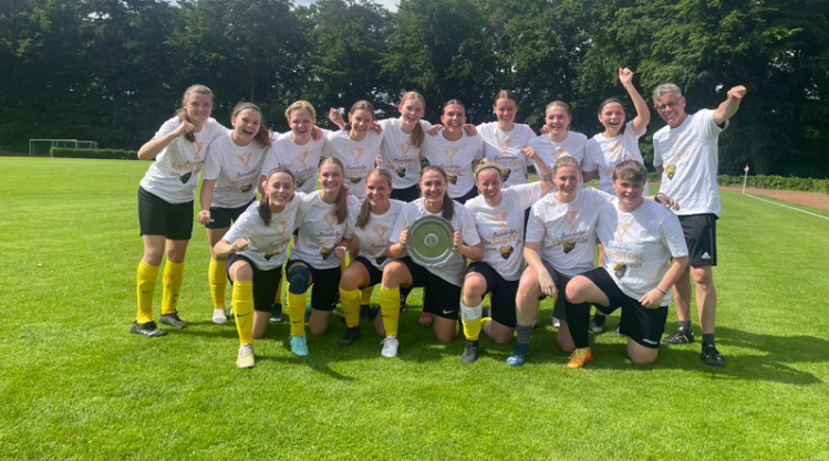 Das Team nach Übergabe der Meisterschale vor dem letzten Saisonspiel!