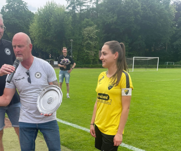 Übergabe der Meisterschale an unsere Mannschaftskapitänin Nicole Schumann.