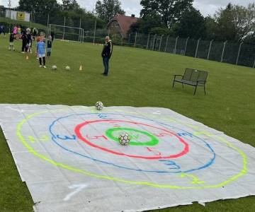 Junge Kicker spielen Fußballdarts