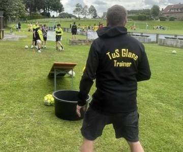 Es wird Fußballgolf gespielt