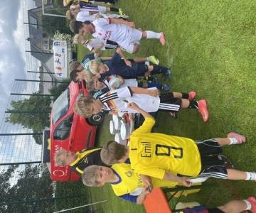 Junge Fußballer bekommen ihr Mittagessen