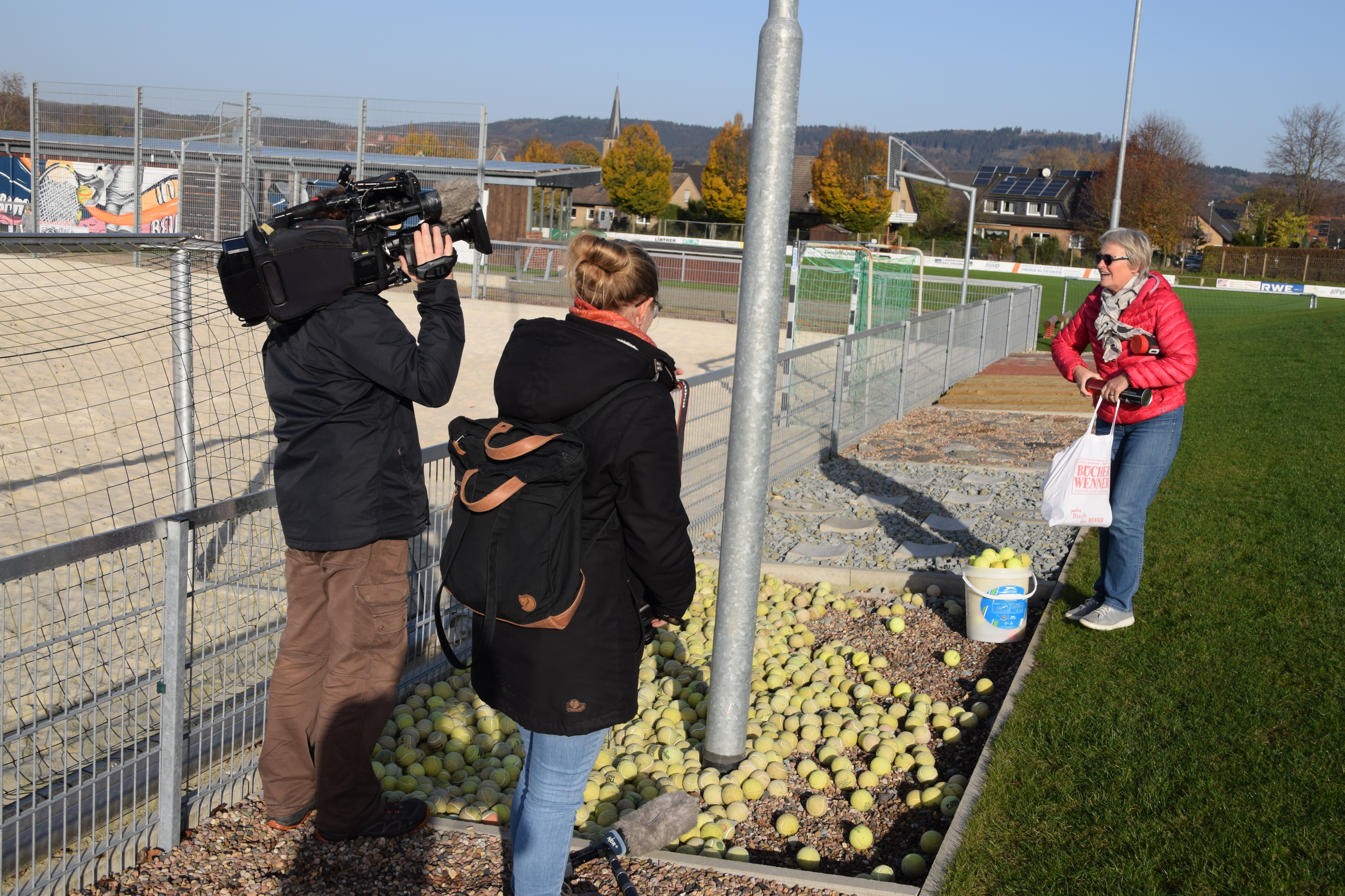 Irene Wellmann, Tennis-Abteilungsleiterin im TuS Glane, bestückt ein Feld des Barfuß- und Balancierpfades mit weiteren Tennisbällen (Foto: Fritz Wellmann)