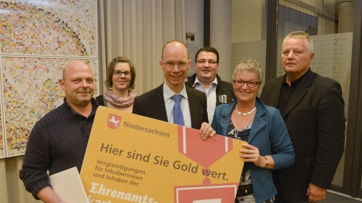 Unterstützen ehrenamtliches Engagement: (von rechts) Hans-Günter Elixmann, Irene Wellmann, Landrat Michael Lübbersmann, Mathias Kuschel, Antje Holtmeyer und Bernd Wellmeyer, Lübberman. Foto: Presse-Team Bad Iburg