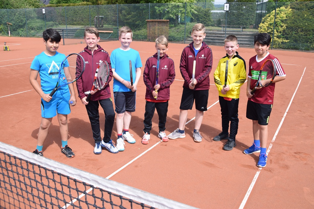 Spieler der Tennis C-Jugend vom TuS Glane und des TC Melle vor ihrem Punktspiel auf der Tennisanlage des TuS Glane am Kreienbrink