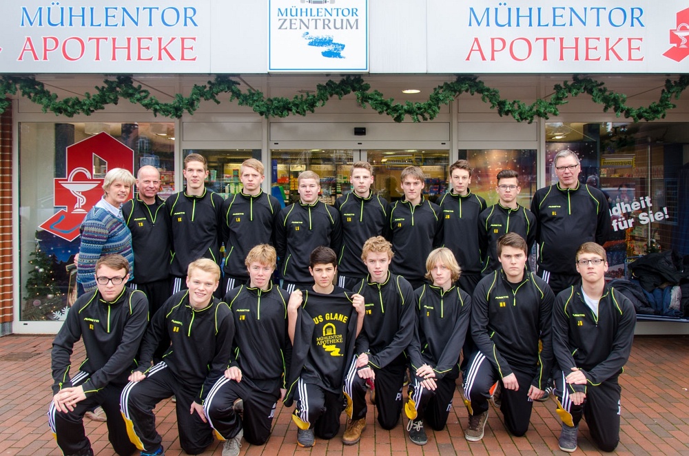 B1-Jugend mit neuen Sweatshirts:Hintere Reihe: Sponsor Frau Schlotheuber, Trainer Thomas Niebusch, Malte Kemper, Lars Niebusch, Lars Stertenbrink, Erik Rott, Jannik Both, Jesse Möller, Gereon Brinker, Trainer Bernd Leveling.