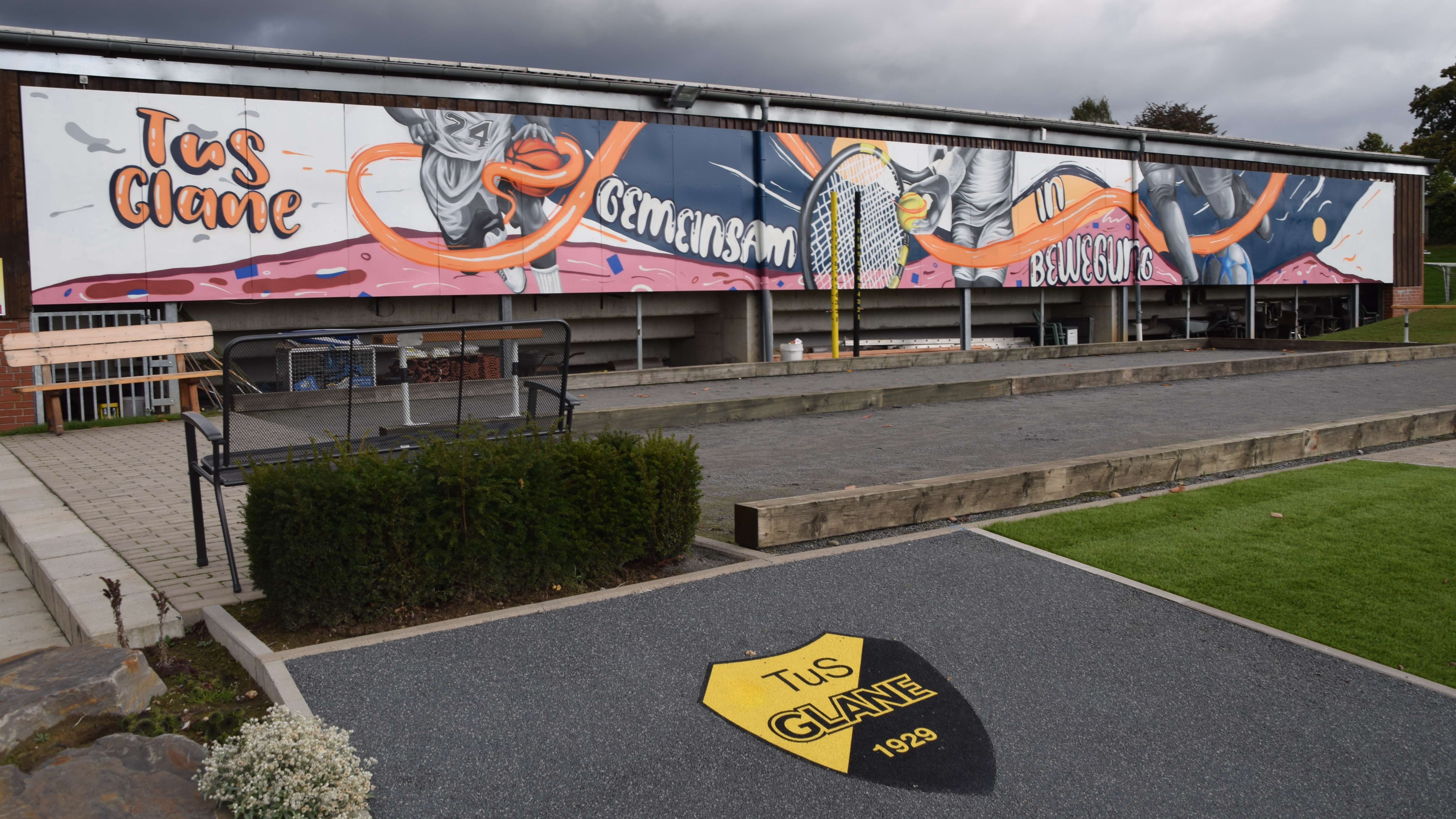 Vollendetes Kunstwerk an der Rückseite der Stadiontribüne des TuS Glane