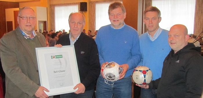 (v.l.): Hartmut Klocke( Kreisjugendobmann), Franz Buchholz (TuS Glane, Abt.-Leiter Fußball), Fritz Wellmann (TuS Glane, 1. Vorsitzender), Bernd Kettmann (Fußball-Kreisvorsitzender), Mathias Kuschel (TuS Glane, 2. Vorsitzender).